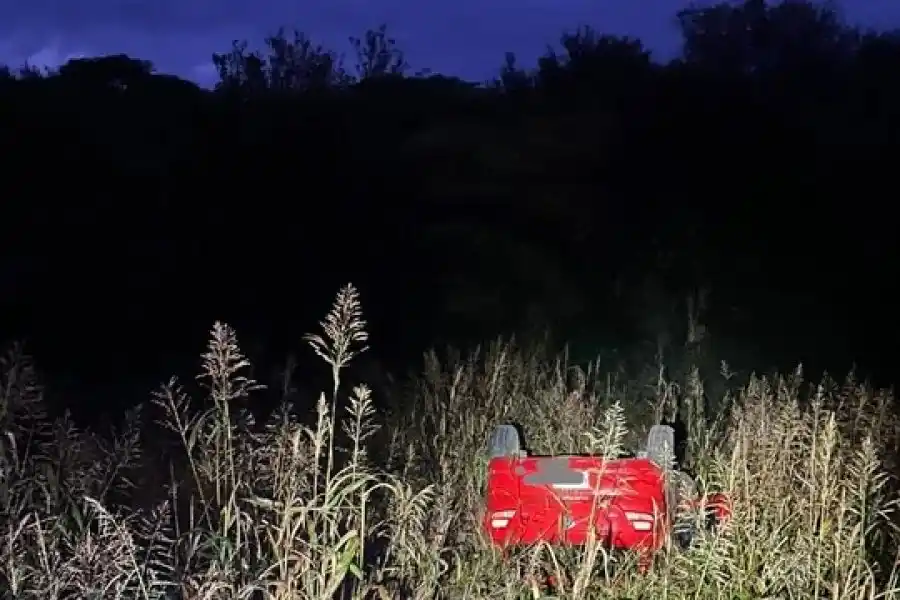 Se salvó de milagro: un joven perdió el control del auto y volcó en la RP N°1