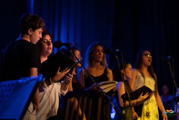 Romina Reimers llevó su brillante concierto de Navidad a San Cayetano
