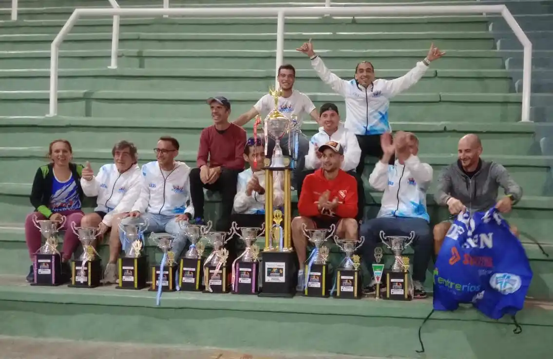El grupo de Running que dirige el fondista Martín Ibarra con todos los trofeos y copas que acumularon en el Regional de Nogoyá el pasado domingo.