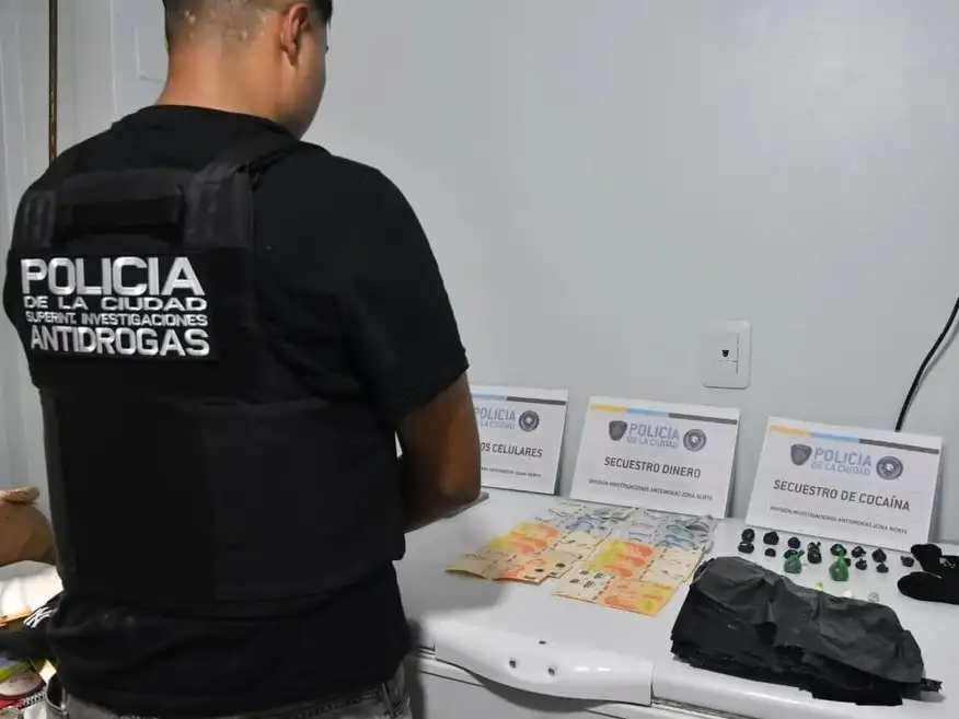 Más de 500 dosis de estupefacientes y dinero en efectivo fueron secuestrados en dos allanamientos.