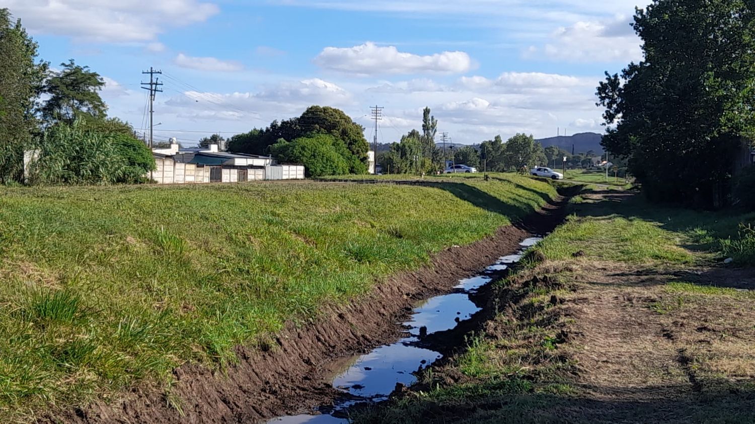 El Municipio hizo una zanja de desagüe en Maritorena y Movediza luego de los reclamos