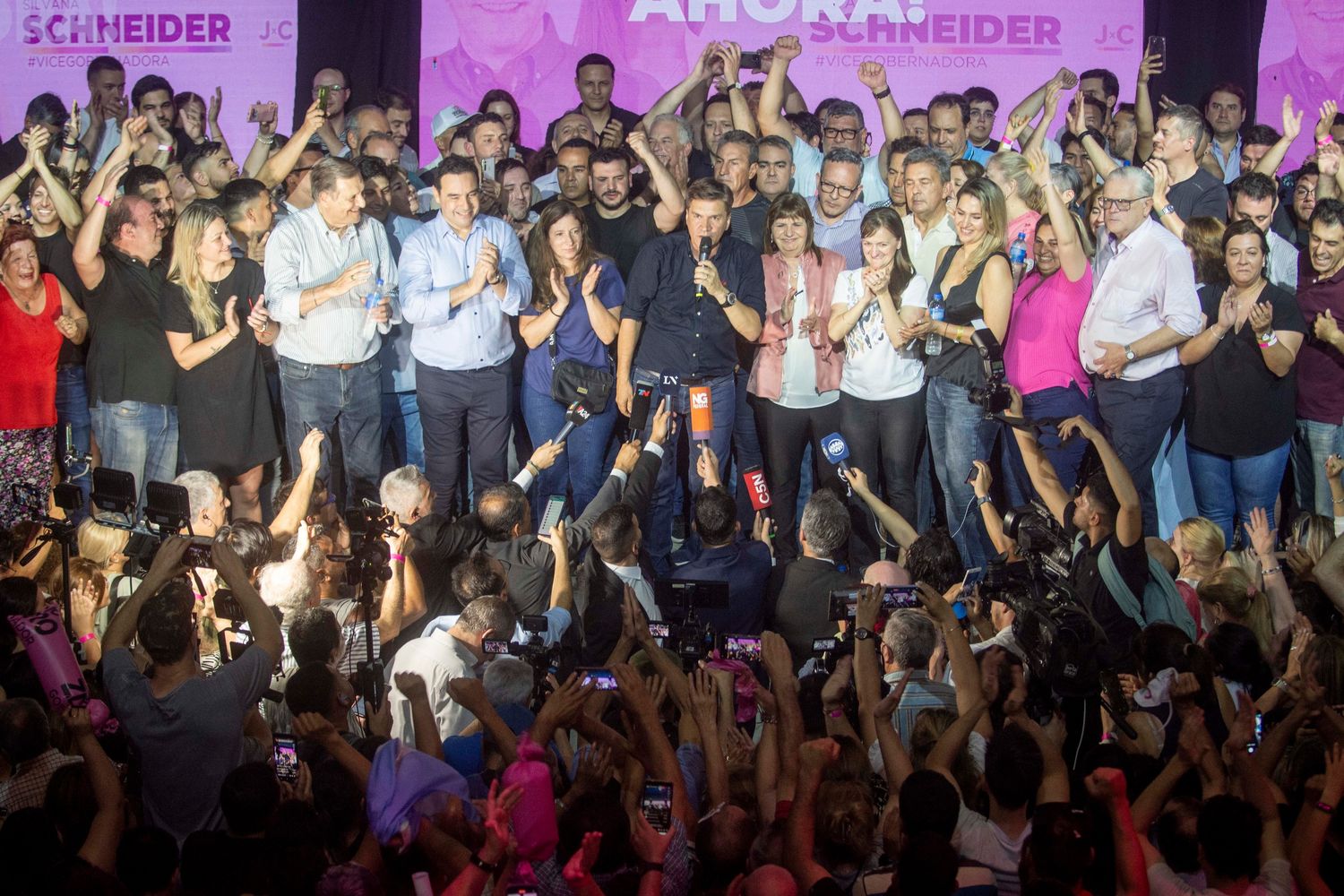 El gobernador electo de Chaco, Leandro Zdero, de Juntos por el Cambio, agradeció a quienes "nos abrieron su corazón" al proclamarse ganador en primera vuelta de las elecciones provinciales de este domingo y afirmó que "a partir de mañana comenzaremos a trabajar fuertemente para tener una transición ordenada".