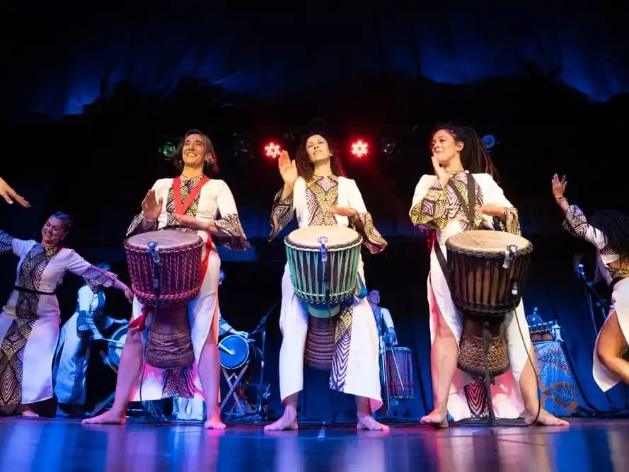 El colectivo de artistas mujeres recrea ritmos, danzas y canciones tradicionales de la región oeste de África.