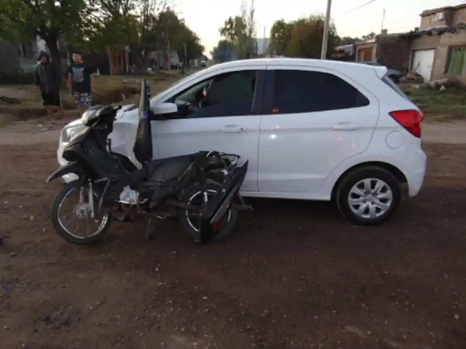 Venado Tuerto: choque entre auto y moto, deja un menor hospitalizado