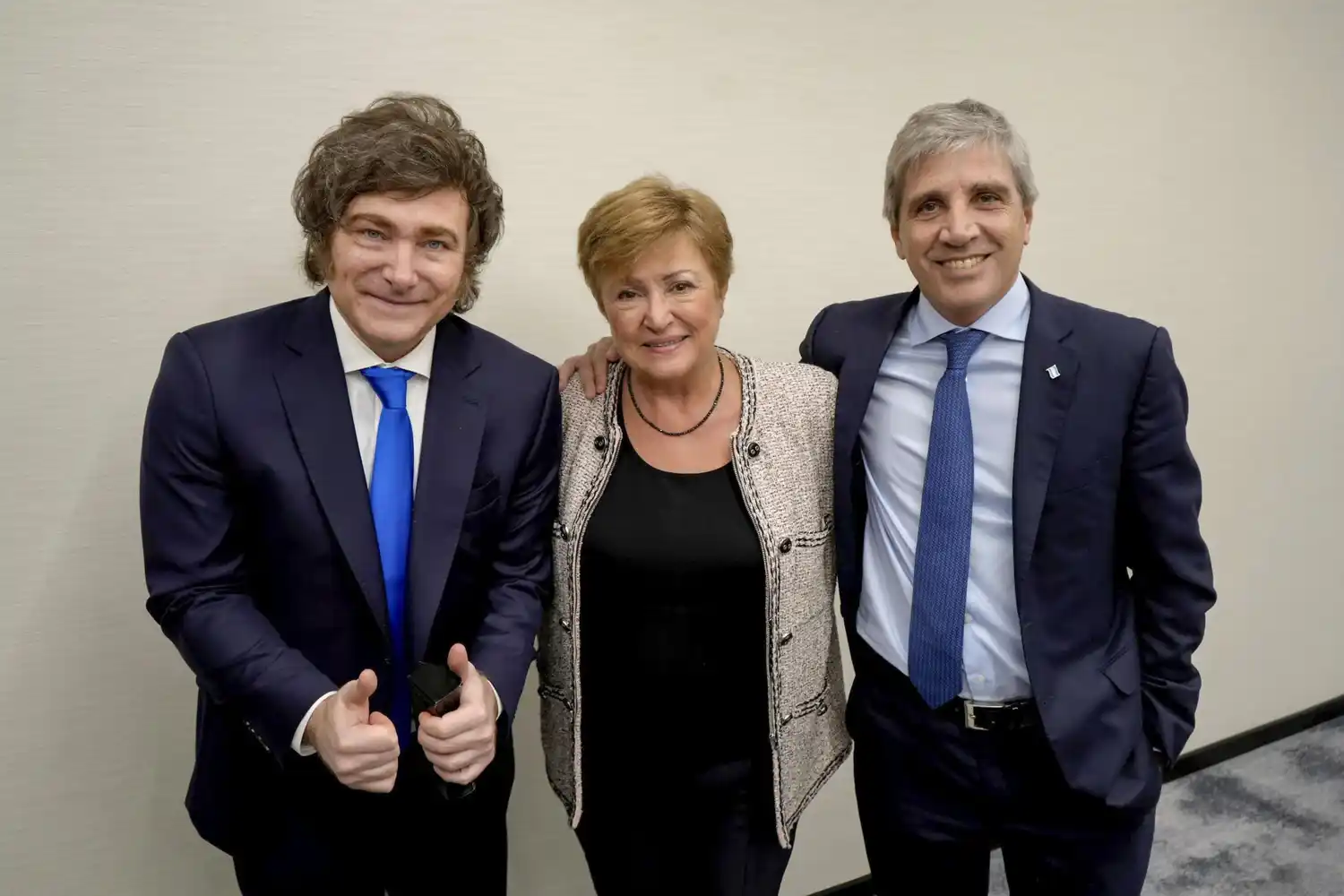 Milei con la titular del FMI, Kristalina Georgieva, y el ministro de Hacienda Luis Caputo.