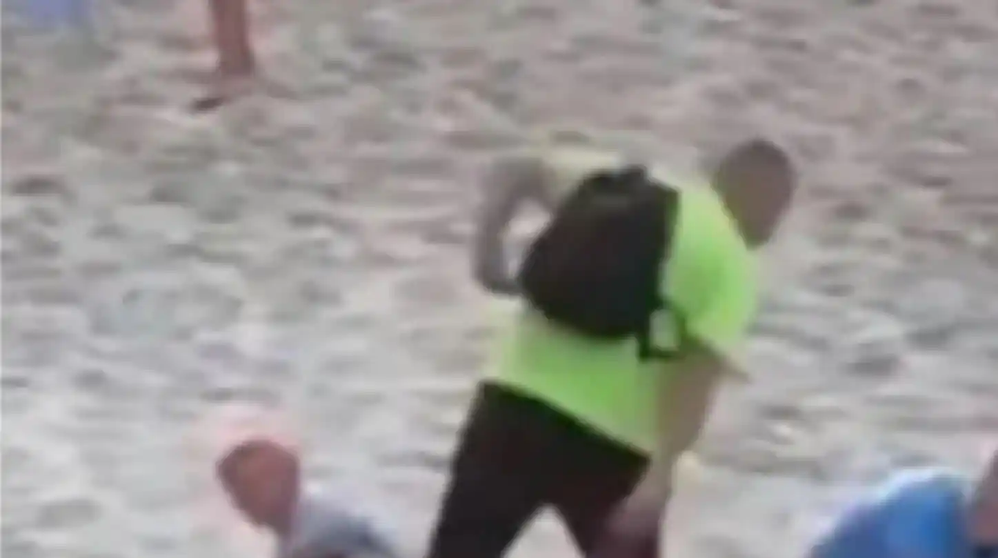 Tenían sexo desenfrenado a plena luz del día en una playa y los separaron a ojotazos