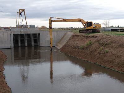 Melincué incorpora una retroexcavadora para limpieza de canales