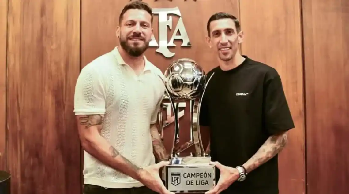 Broun y Di María levantaron la copa del campeón.