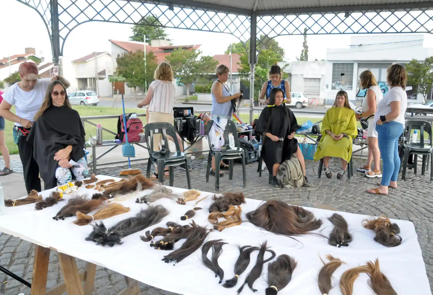 La comunidad puede donar su cabello en las jornadas de corte que se organizan en espacios públicos.