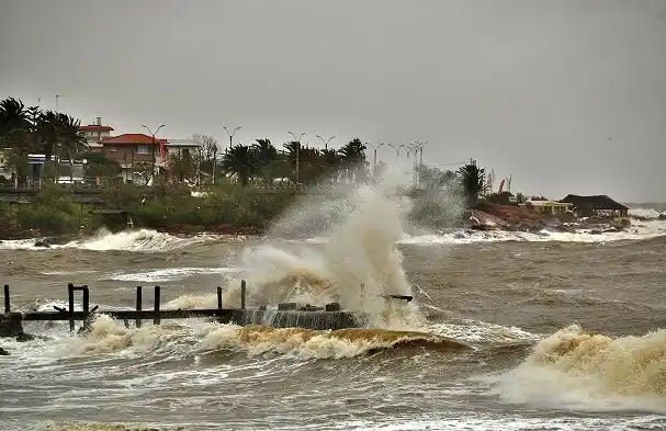Alerta de ciclón en Uruguay: prevén vientos de hasta 120 km 