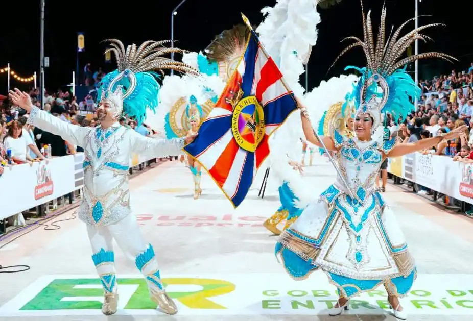 K´rumbay- Patricia Milesi, Porta Bandera y Gustavo Cichero, Maestro de Sala