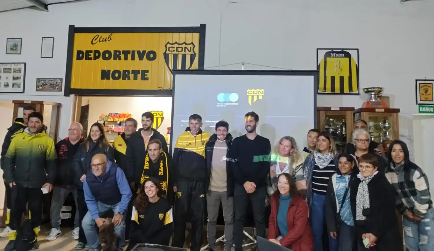 La reunión en Deportivo Norte donde se realizó la capacitacion para gestionar instituciones de manera sustentable.