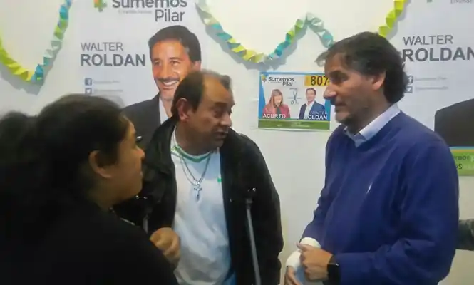 Roldán junto a vecinos, en Del Viso.