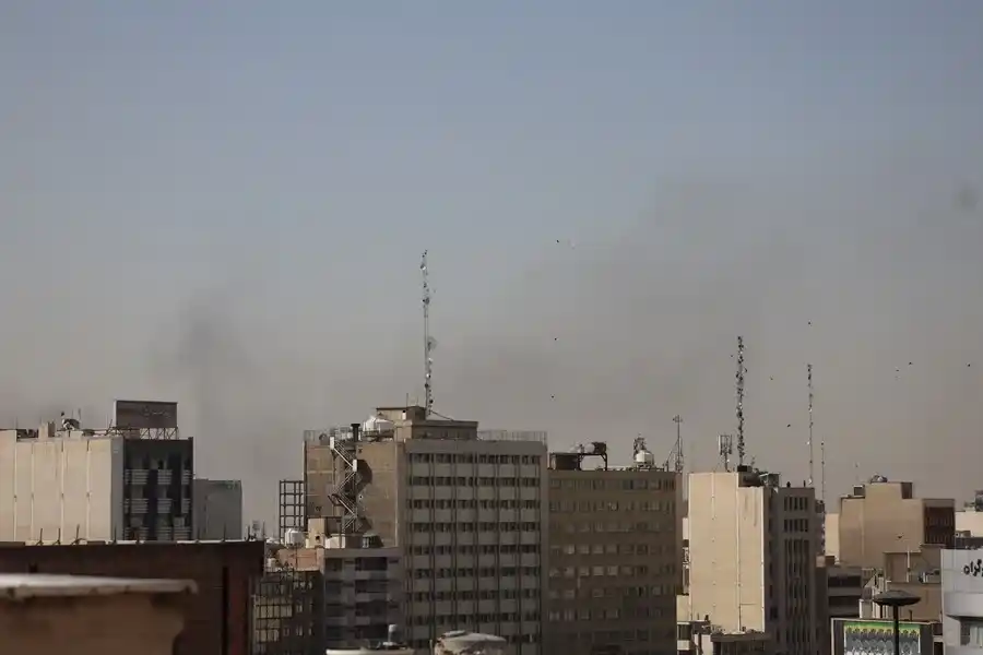 Una nube de humo cubre el cielo de Teherán tras el ataque lanzado este sábado por Israel y EE.UU. EFE