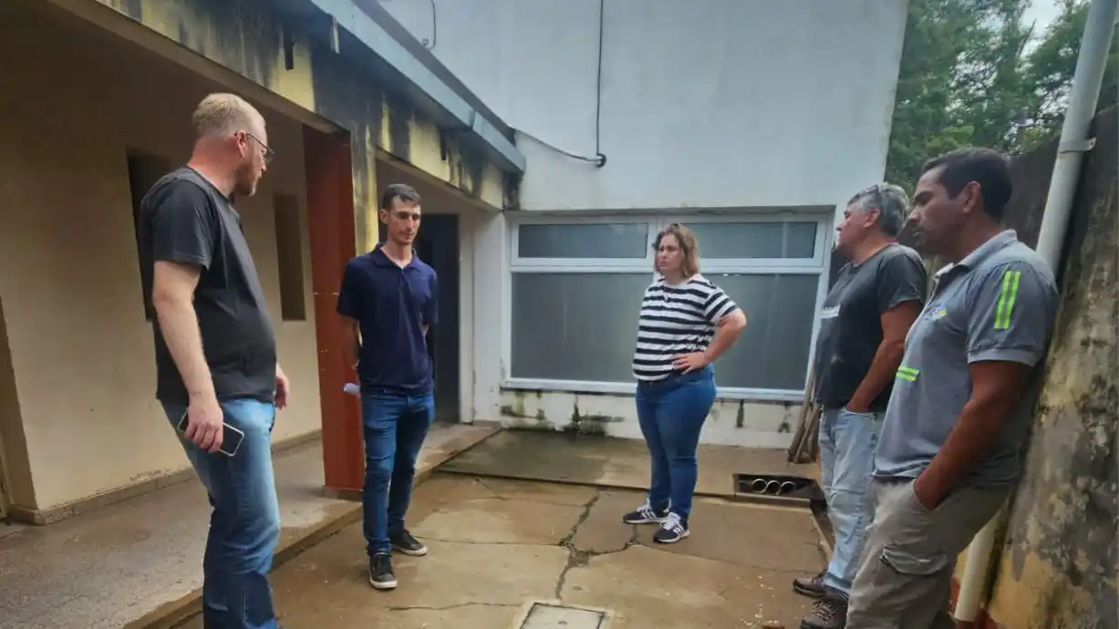 La presidenta comunal, Verónica Gallo, se reunió con las personas a cargo del proyecto de construcción del Centro de Día.