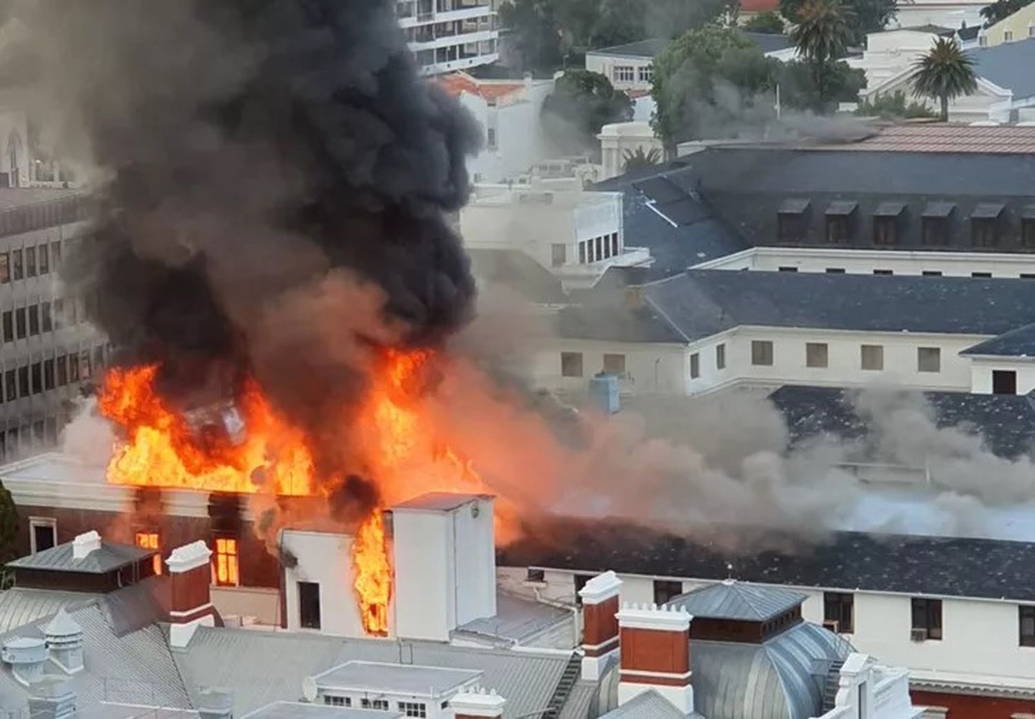 Un gran incendio sin control destruyó por completo el Parlamento de Sudáfrica