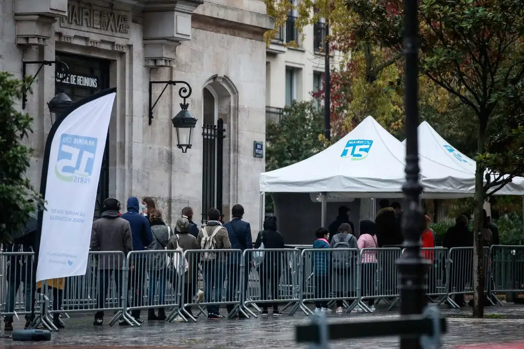 La segunda ola avanza en Europa e imponen nuevas restricciones