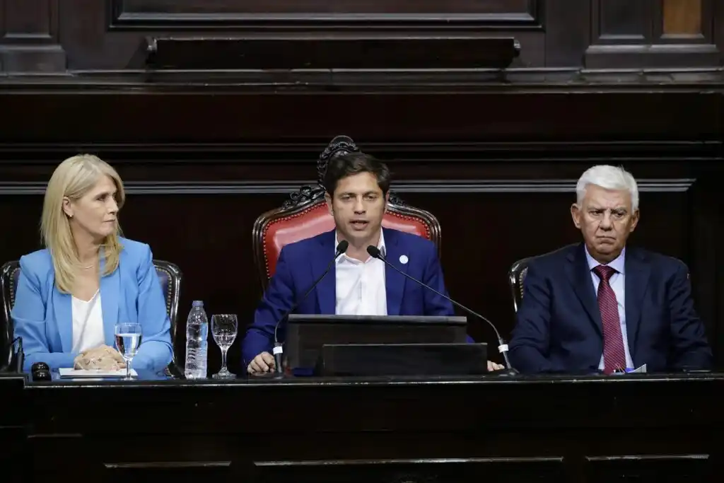 Axel Kicillof junto a Verónica Magario y Alejandro Dichiara.