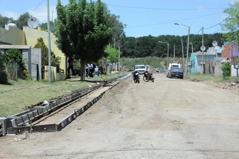 Movediza: ya ejecutan cordón cuneta, apertura de calles y la red de agua