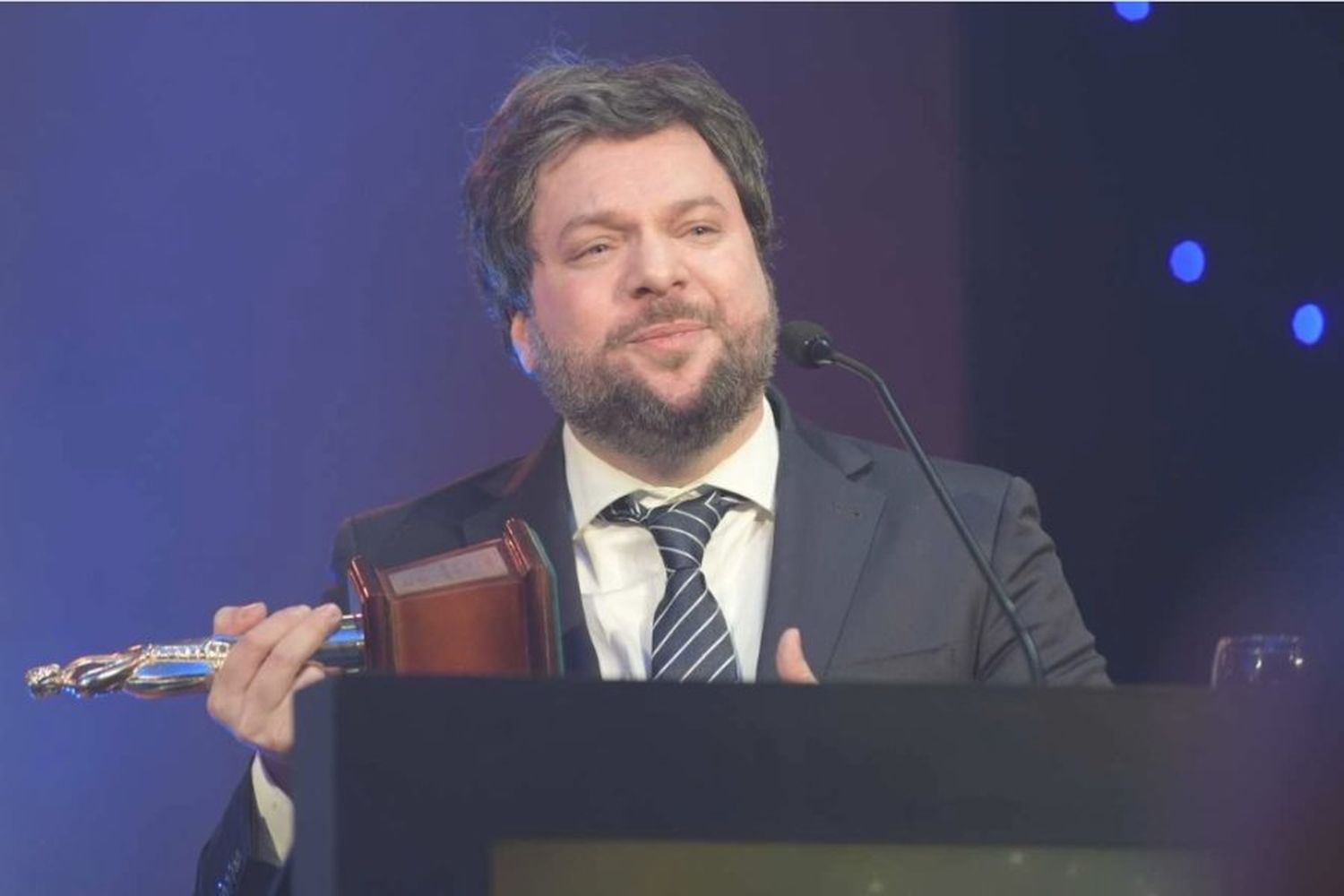 Guido recibiendo el premio. Foto: NA