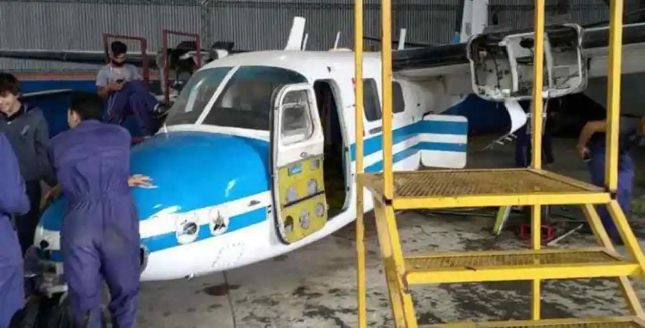 Estudiantes de una escuela técnica repararon un avión que participó en Malvinas