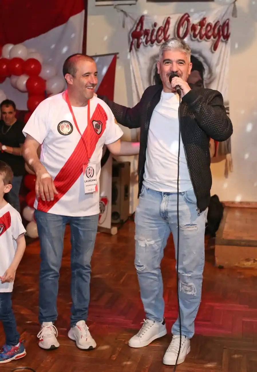 Ortega, con Laureano Fernández Amorín, presidente de la filial riverplatense.