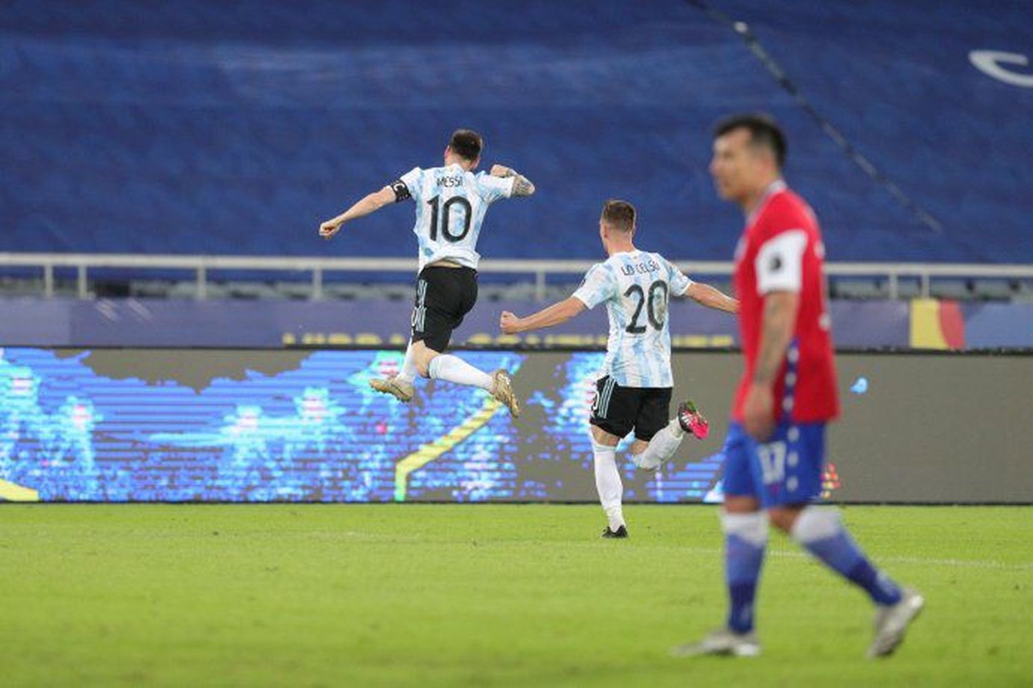 Argentina mostró dos caras de su juego y empató ante Chile