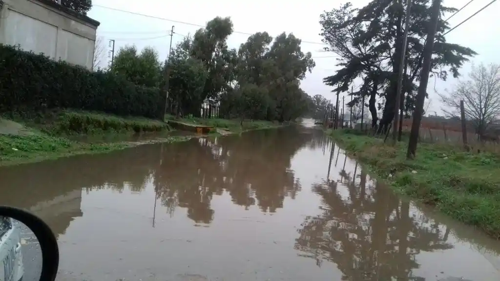 Calles anegadas, asistencia a familias pero sin  evacuados
