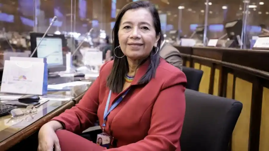 Ecuador: destituyen a la presidenta del Parlamento por “incumplimiento de funciones”
