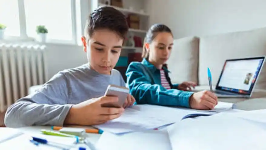 Tres de cada 10 adolescentes tendrán miopía por el mal uso de celulares