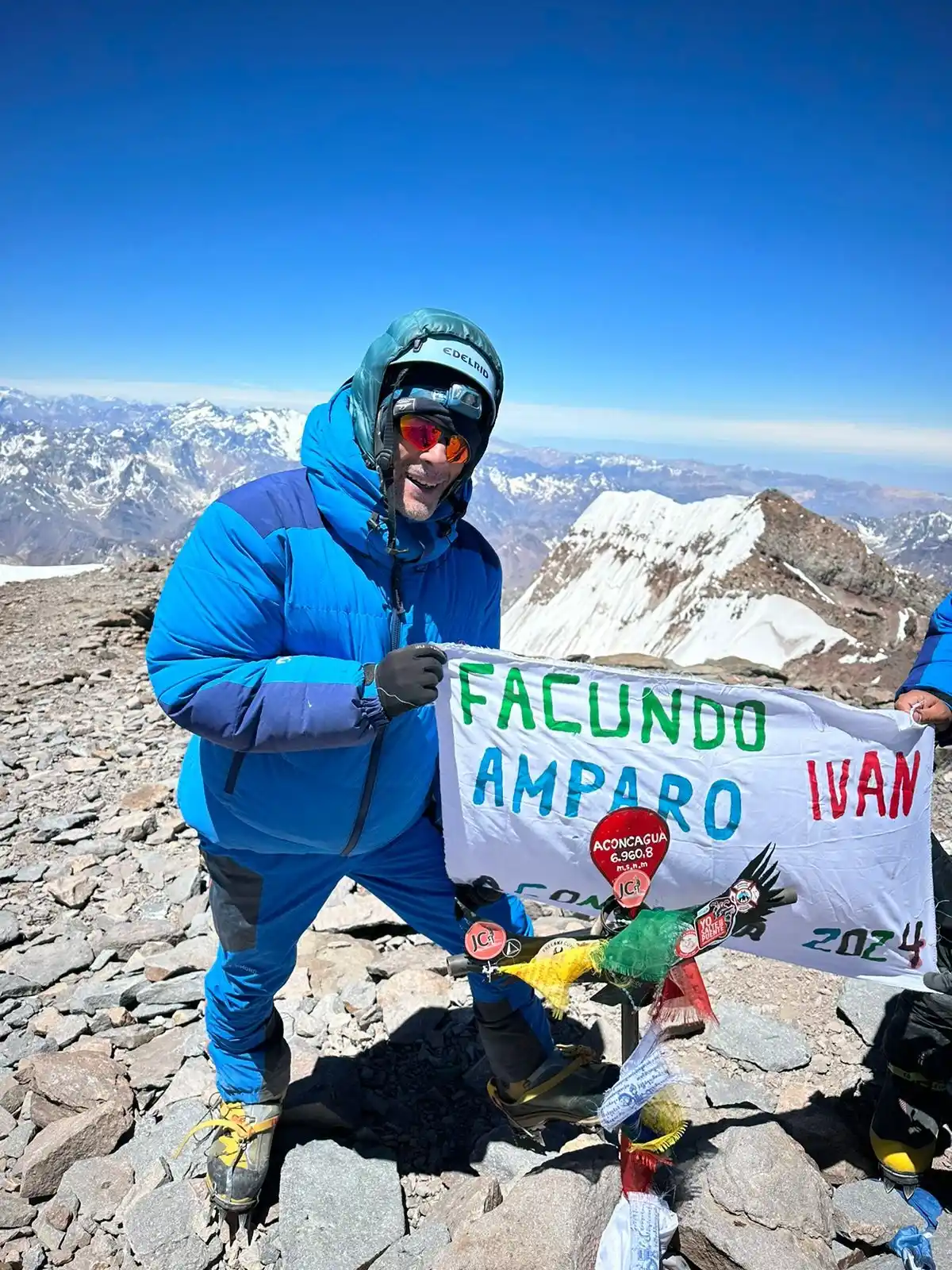 Vázquez en la cima del aconcagua con bandera