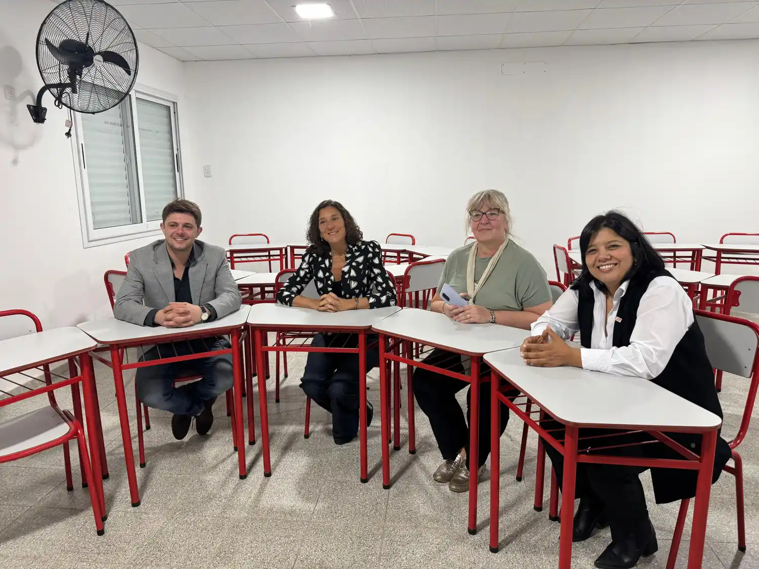 La senadora en la inauguración de un aula en Teodelina.