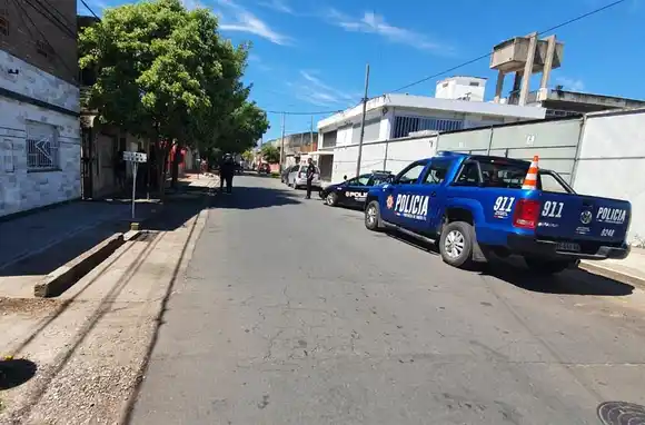 Los amenazaron para pedirle 200 mil pesos vía WhatsApp y luego les balearon la casa