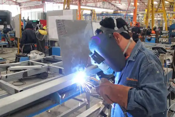 Caída de la producción industrial bonaerense: 2,4% en el trimestre