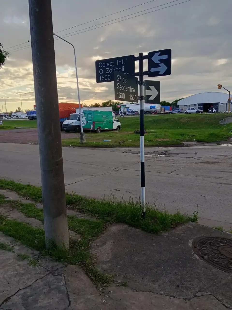 Reclamaron por profundos pozos en una transitada esquina de Rafaela: “Ya se cayó un motociclista” - 3