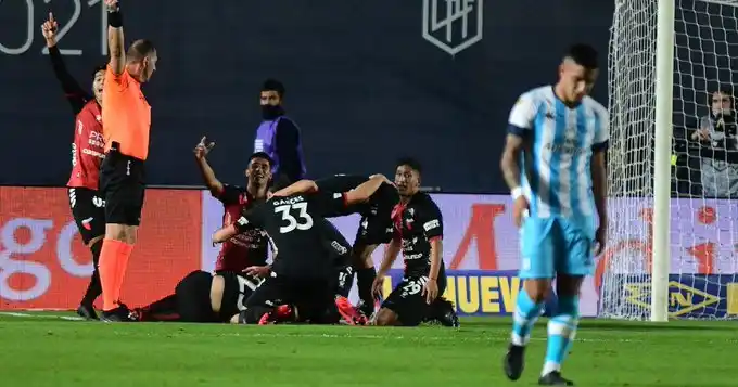 ¡Histórico! Colón goleó 3-0 a Racing y se consagró campeón de la Copa de la Liga