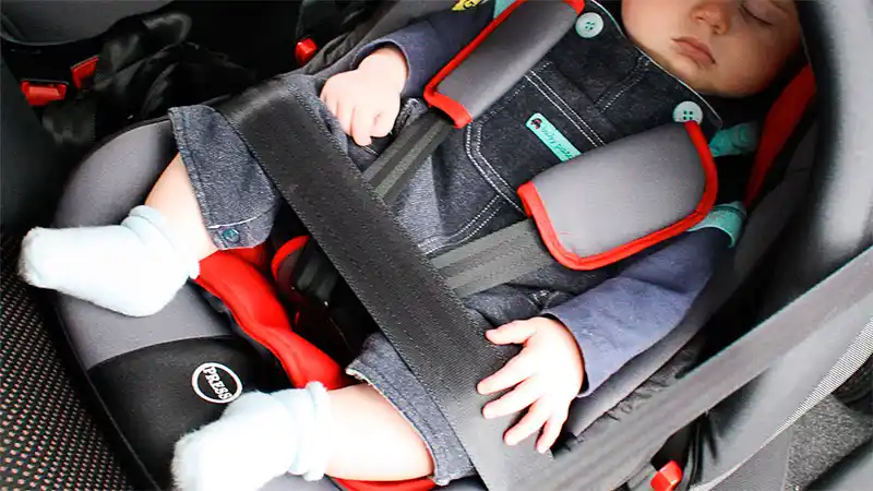 Aconsejan no llevar a bebés en su sillita de auto más de una hora