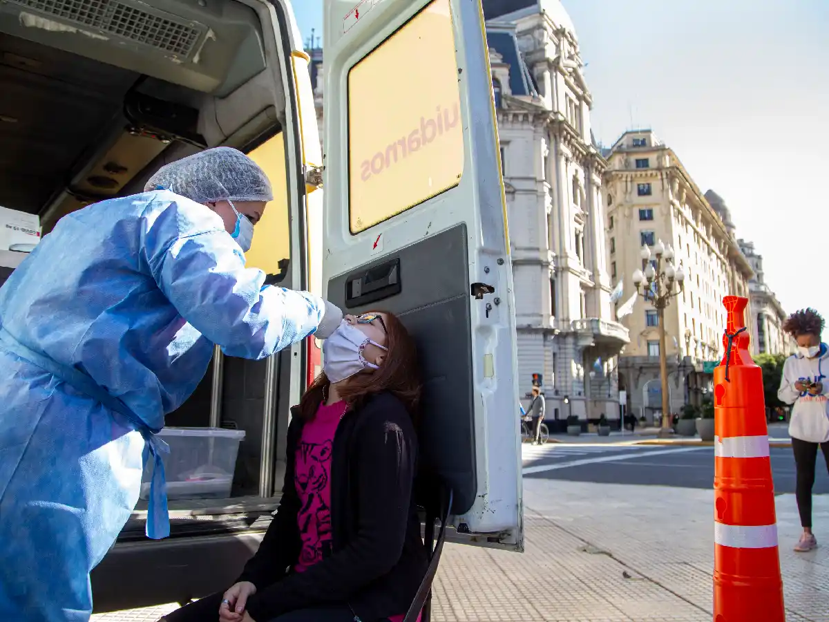 Covid en Argentina: reportaron 576 muertes más y el número de víctimas fatales superó los 75 mil