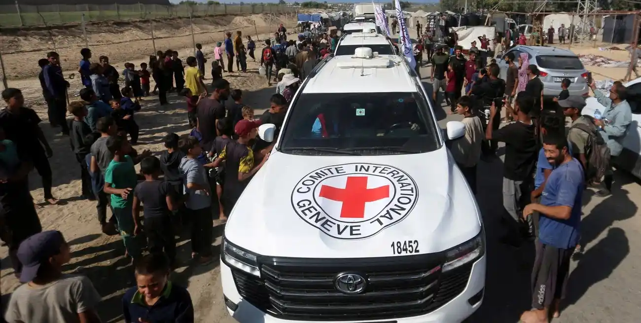 Los vehículos que atravesaron la línea roja con los rehenes israelíes. Crédito: REUTERS/Stringer