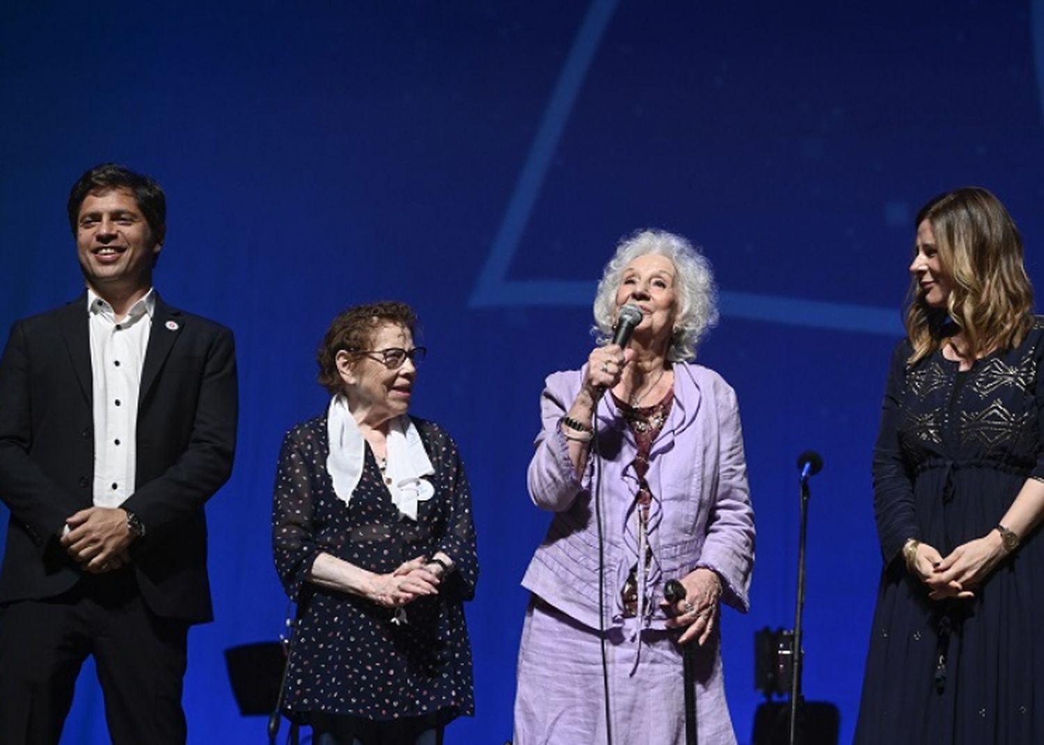 Kicillof participó de un concierto en homenaje a Abuelas de Plaza de Mayo