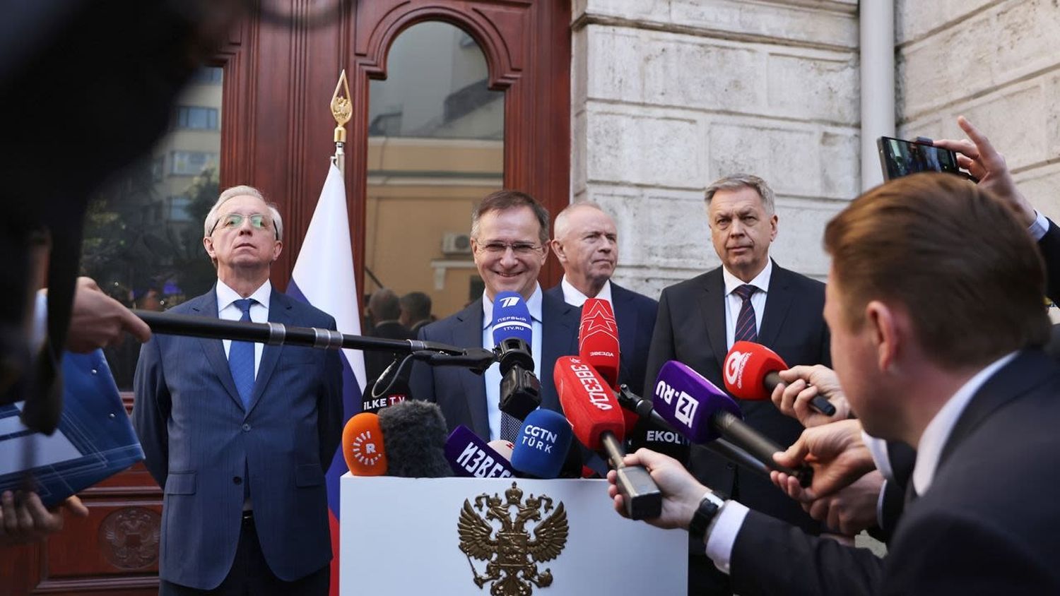El asesor del Kremlin, Vladimir Medinsky (centro), habla con periodistas junto a otros miembros de una delegación rusa antes de una reunión prevista entre delegados ucranianos, estadounidenses y rusos en Estambul, Turquía, el jueves Burak Kara/Getty Images