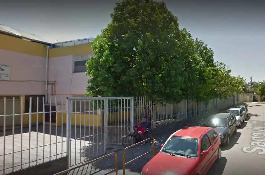 Pánico en una escuela de zona oeste: una empleada amenazó a personal con un arma, trató de escapar y terminó detenida