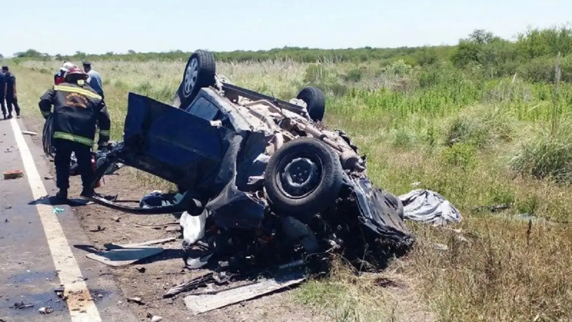 Dos personas murieron en choque frontal en Ruta 18: hospitalizaron a dos menores