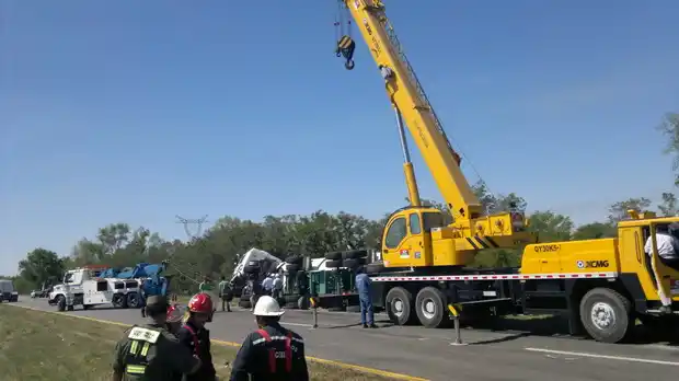 Retiraron con una grúa el camión con butano que volcó en la ruta 12