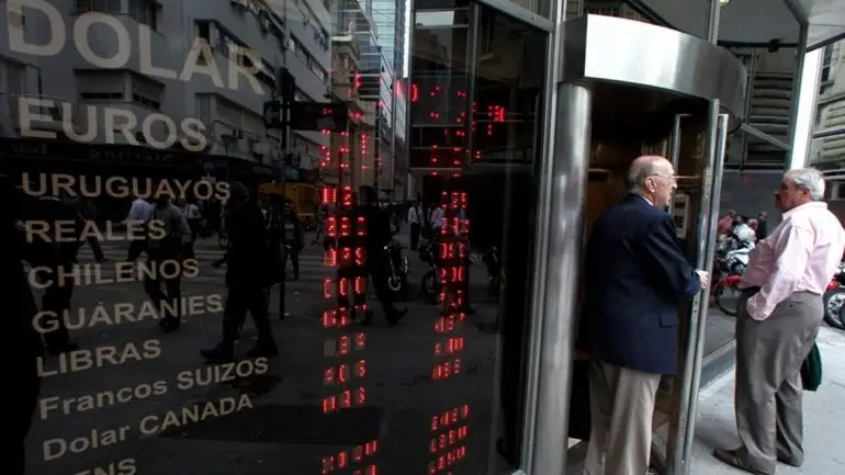 Ya se puede comprar “dólar ahorro” con tarjeta de débito