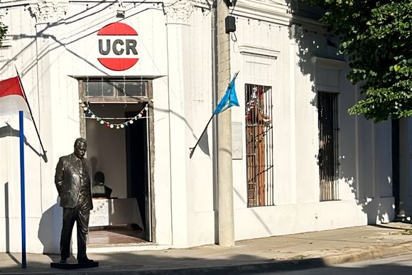 ¿Alfonsín está en el Comité o en una pulpería?