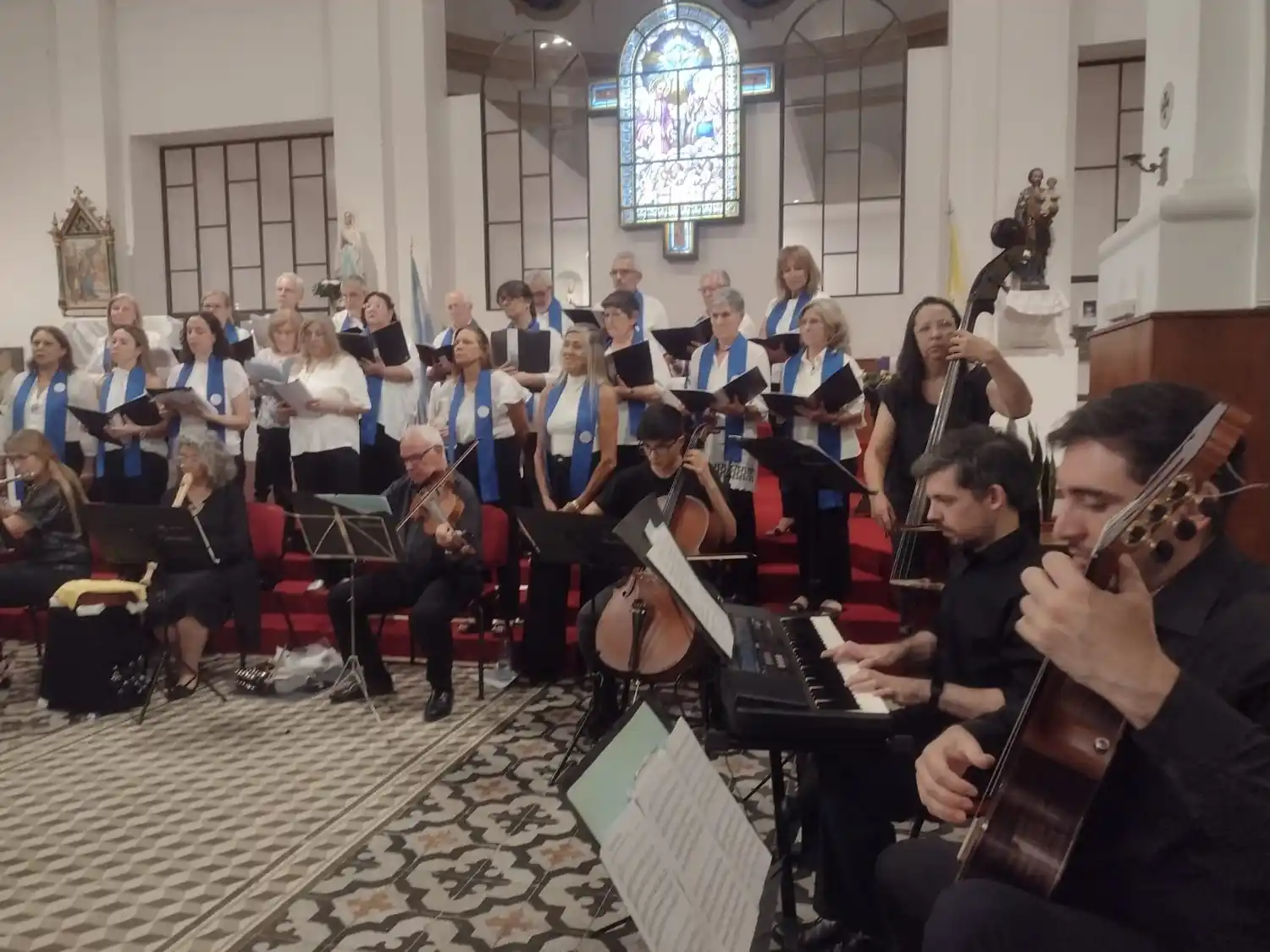 Noche de música, emoción y celebración en la Iglesia Santísima Trinidad. Foto: Gentileza