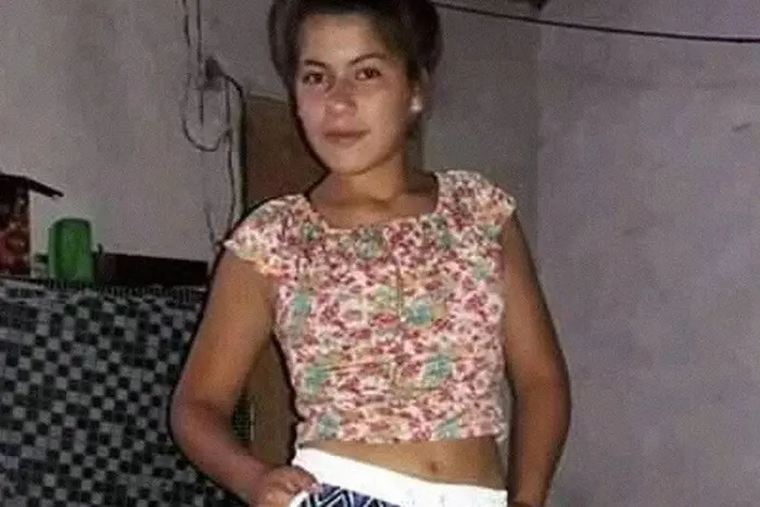 En grupo, abusaron de una adolescente, la "arrastraron sobre un fogón encendido" y la asesinaron: confirmaron la prisión perpetua