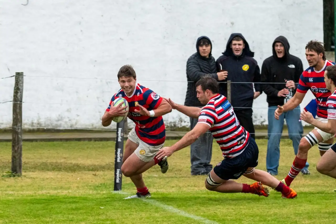 El equipo venadense no pudo sostener su invicto de local y cayó por 35-15. Foto: Javier Leali.