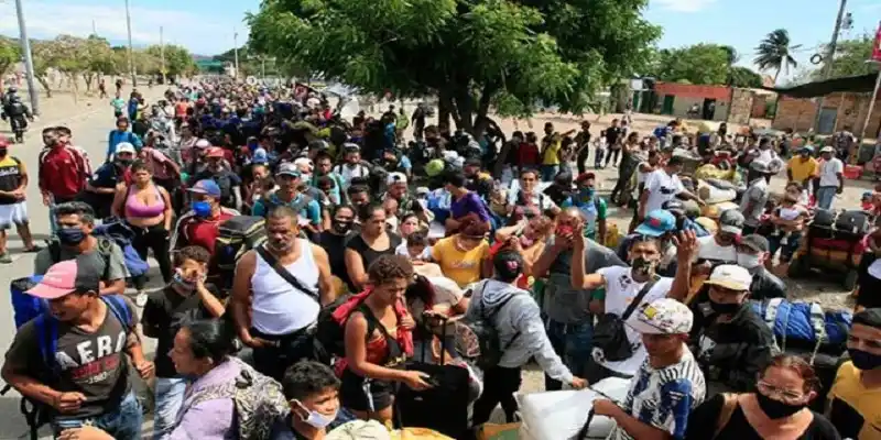 Autoridades quieren evitar aglomeración de migrantes en la frontera con Colombia